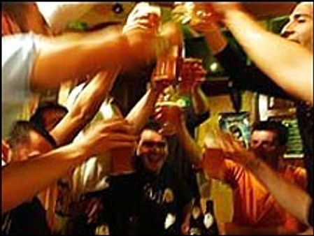 इटली: किशोर छलका नहीं पाएँगे जाम