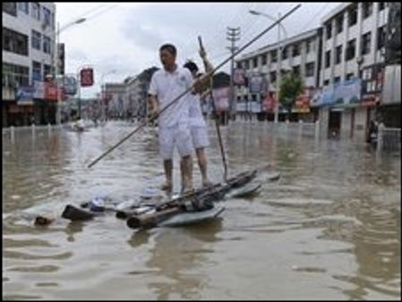 चीन में भूस्खलन की चपेट में इमारतें