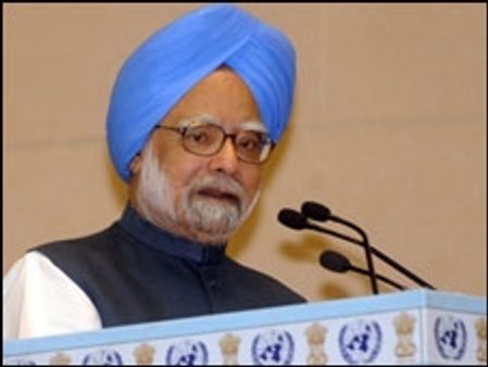 बहुआयामी रणनीति की ज़रूरत: मनमोहन