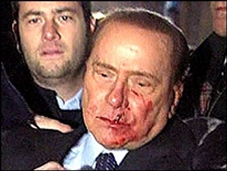 रैली के दौरान बर्लुस्कोनी पर हमला