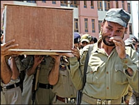 श्रीनगरः लालचौक पर मुठभेड़ जारी, एक सैनिक की मौत