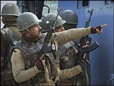 श्रीनगर में मुठभेड़ जारी, चरमपंथी घिरे