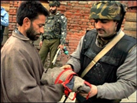 पुलवामा में लोगों का धरना