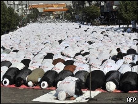 चरमपंथी हमले में 12 की मौत