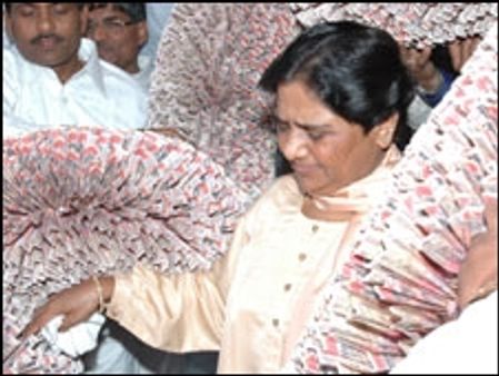 पुरानी है रुपयों की माला की परंपरा: बसपा