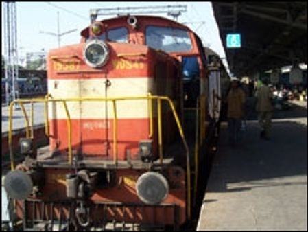 राजधानी एक्सप्रेस पटरी से उतरी