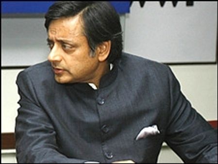 शशि थरूर प्रधानमंत्री से मिले