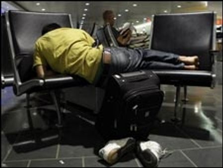 यूरोप में उड़ाने बहाल, लंदन अभी भी ठप
