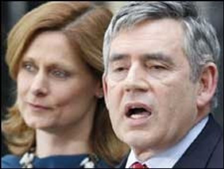 गॉर्डन ब्राउन ने प्रधानमंत्री पद छोड़ा