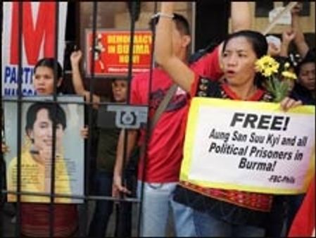 सू ची का जन्मदिन, कई जगह प्रदर्शन