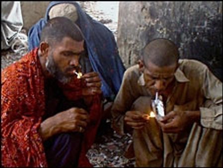 अफ़ग़ानिस्तान में बढ़ रहे हैं नशेड़ी