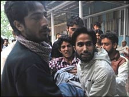 अपनों के ख़िलाफ़ नहीं लड़ सकते:मंत्री