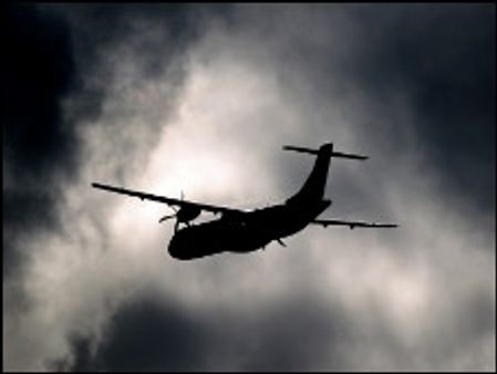 यात्री से बहस पर हवाई जहाज से कूदा अटेंडेंट