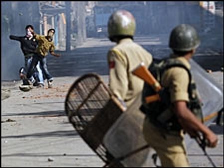 कश्मीर में पुलिस की गोली से फिर एक मौत