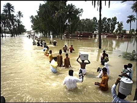 पाकिस्तान सुस्त अंतरराष्ट्रीय मदद से परेशान