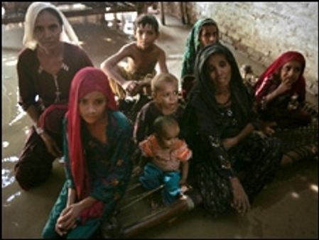 पाकिस्तान को दो अरब डॉलर का कर्ज़