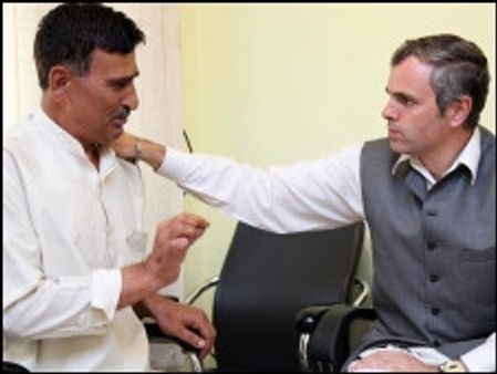 उमर अब्दुल्ला जूता फेंकने वाले से मिले