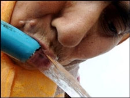 'साफ़ पानी देने में विफल रहे देश'