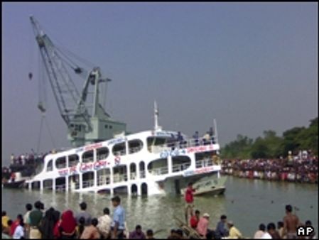 पश्चिम बंगाल में नाव दुर्घटना, 20 के मरने की आशंका