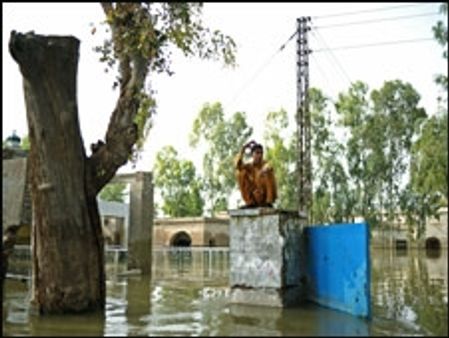 पाकिस्तान में नए इलाक़ों में बाढ़ का ख़तरा