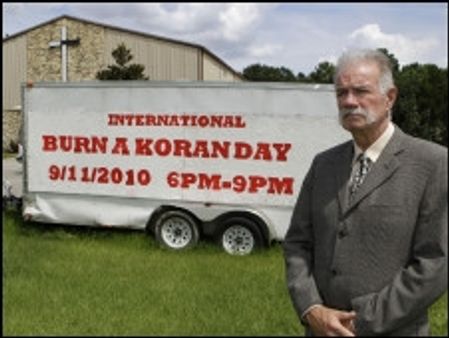 पादरी ने कुरान की प्रतियाँ जलाने की योजना रद्द की