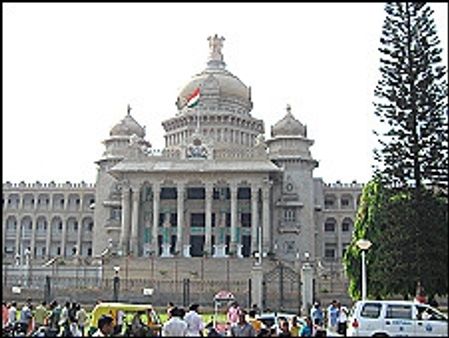 कर्नाटक: राज्यपाल ने भाजपा पर निशाना साधा