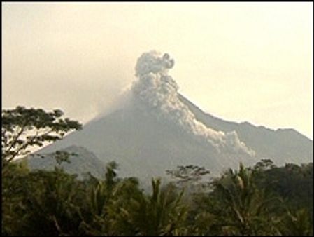 इंडोनेशिया: फिर फूटा मेरापी ज्वालामुखी