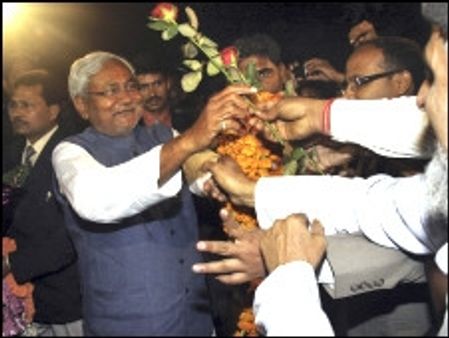 'नीतीश की सुनामी, बहे लालू, पासवान'