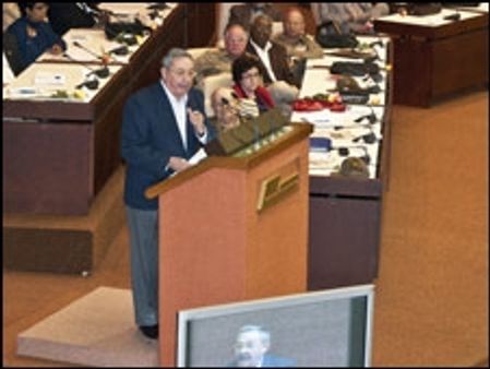 कास्त्रो ने आर्थिक सुधार पर सहयोग मांगा