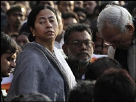 हिंसा में आठ लोगों की मौत