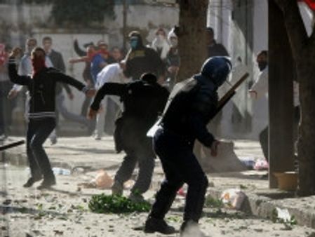 अल्जीरिया में प्रदर्शनकारियों को पुलिस ने तितर बितर किया