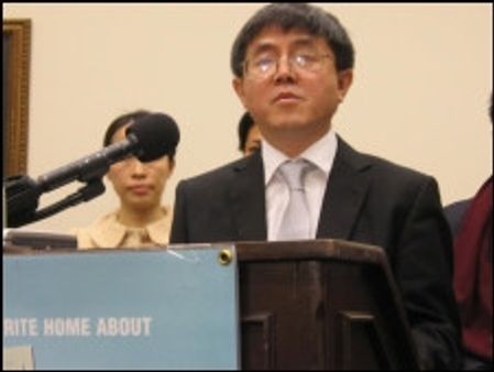 मानवाधिकार कार्यकर्त्ताओं का विरोध प्रदर्शन