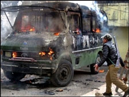 दार्जीलिंग में हिंसक प्रदर्शन जारी