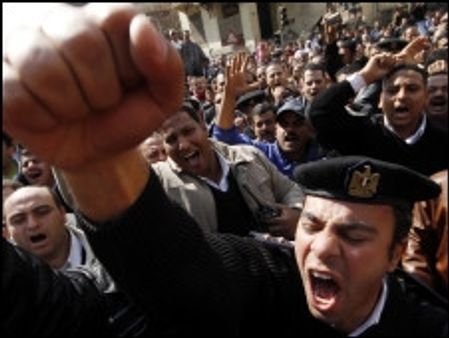 मिस्र में सेना ने सत्ता संभाली, संसद भंग