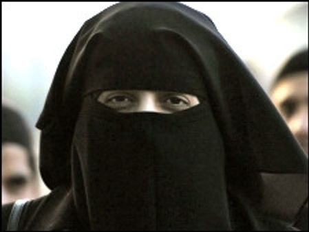 नकाब- बुर्क़े के पीछे चेहरा छिपाना जुर्म
