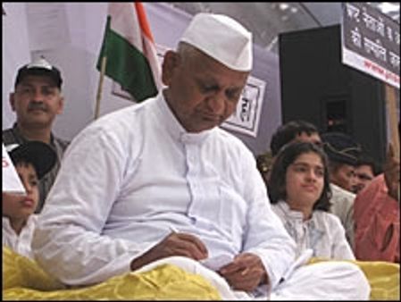 अनशन ख़त्म करने के फ़ैसले से ख़ुश हूँ: मनमोहन सिंह