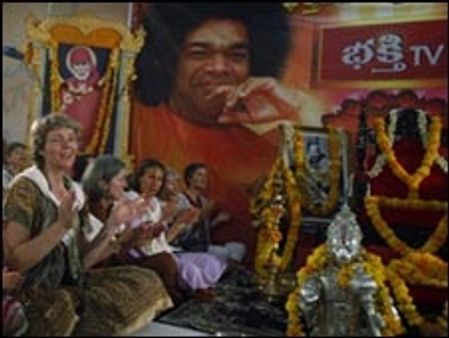 सत्य साईं बाबा के ट्रस्ट के लिए खींचतान शुरु