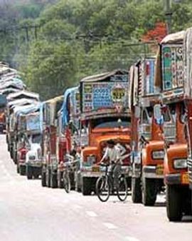 ट्रक ऑपरेटरों ने दी हड़ताल की चेतावनी