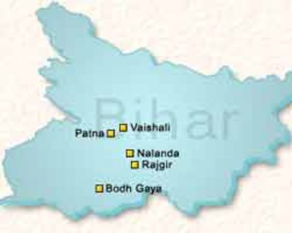 नक्‍सलियों ने 11 ट्रकों को आग लगाई