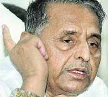 मथुरा पुलिस फायरिंग की गूंज पूरे यूपी में