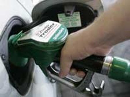 अमेरिकियों ने घटाए खर्चे, तेल कीमतें घटीं