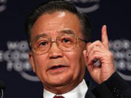 अब चीनी प्रधानमंत्री पर जूते से वार