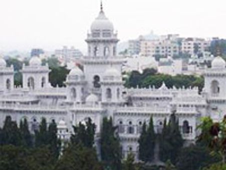 सत्‍यम घोटाले पर सदन में मारपीट