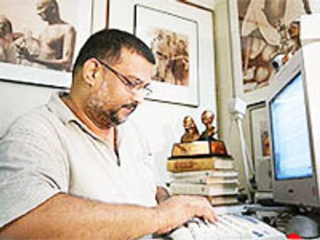 बापू के सामान के लिए धन जुटा रहे तुषार गांधी