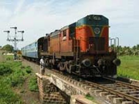 रेलवे की राजस्व आय 8 प्रतिशत बढ़ी
