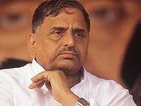 मुलायम ने महिला अफसर को धमकाया