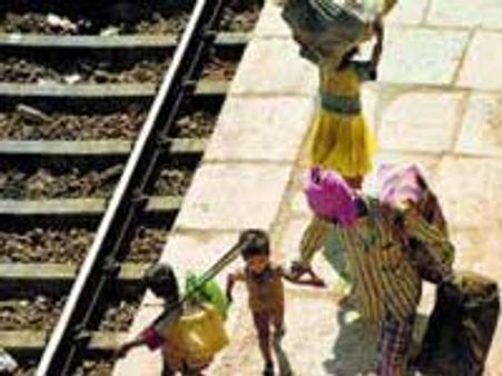 बेंगलुरू छोड़ने को मजबूर हुए कामगार