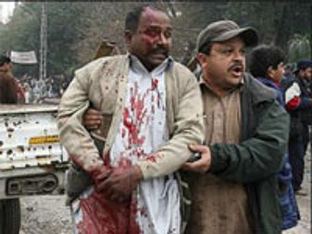 पाक में आत्मघाती धमाका, 30 मरे