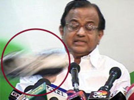 पत्रकार ने चिदंबरम पर फेंका जूता