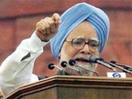 अब प्रधानमंत्री पर फेंका जूता